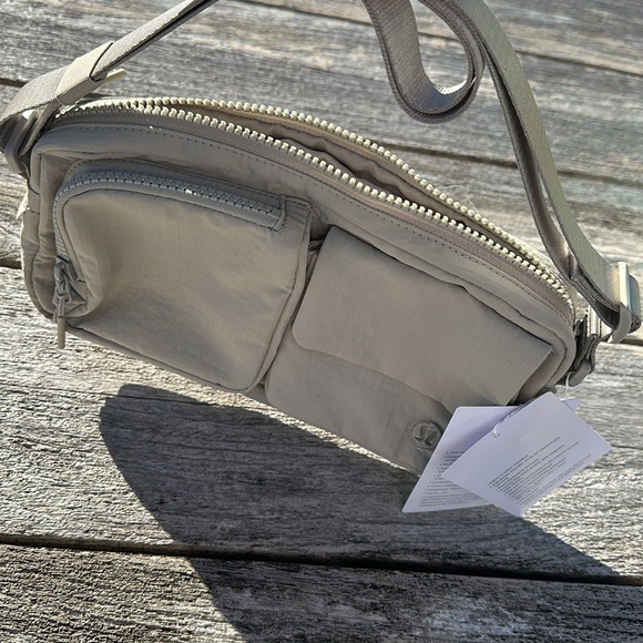 Lululemon Multi-Pocket Crossbody Bag 2.5L Raw Linen NWT - Picture 4 of 8